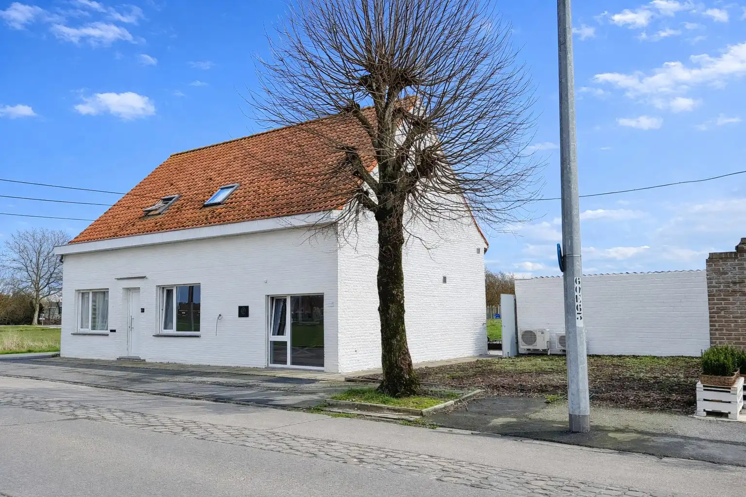 Vrijstaande woning op groot hoekperceel van 1.440 m² met open zicht en uitbreidingsmogelijkheden foto 2