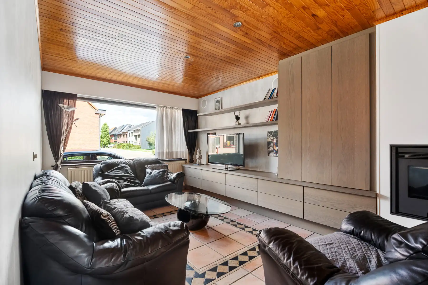 Lichtrijke woning met ruime indeling en sterk potentieel foto 3