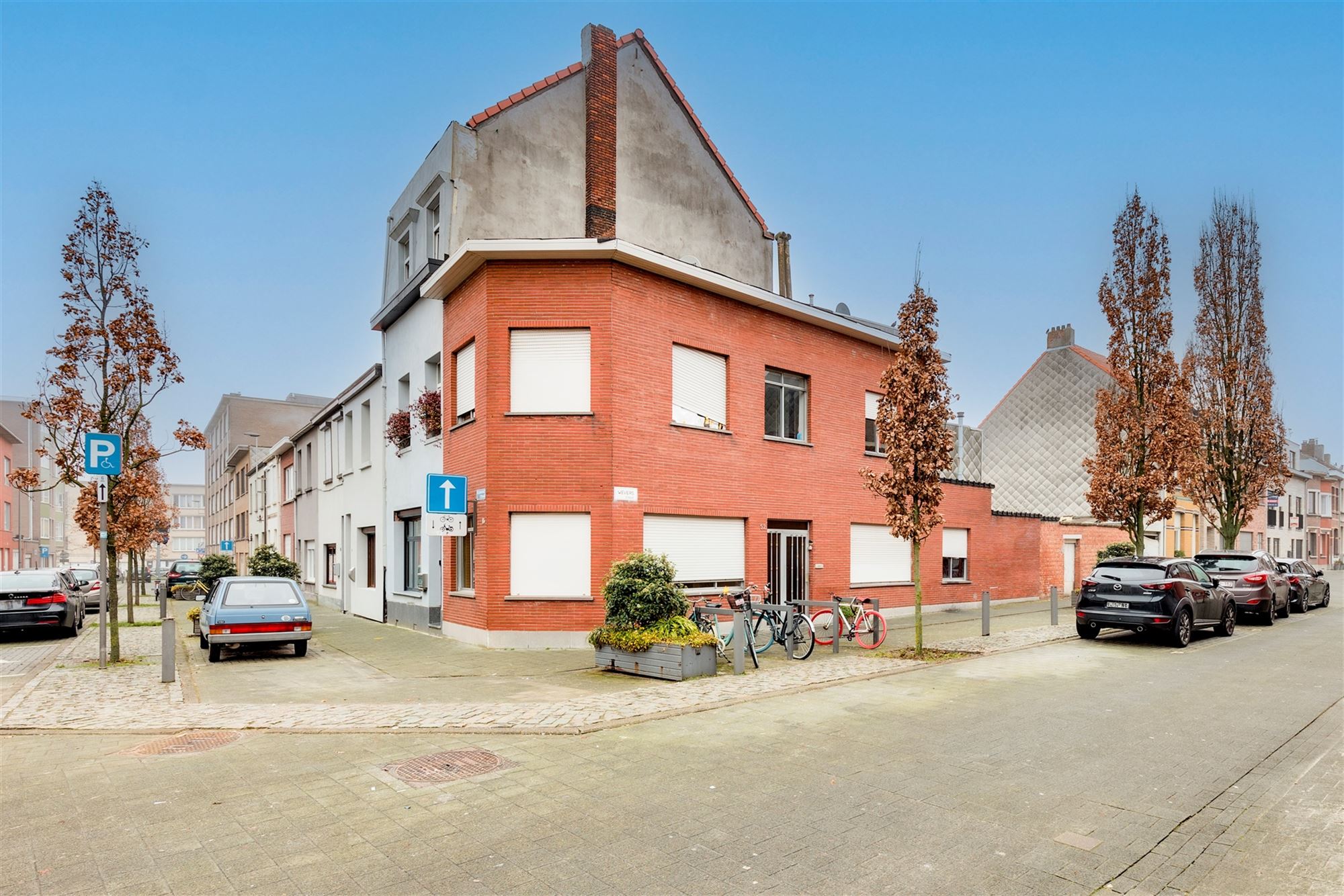 Hoofdfoto van de publicatie: Te renoveren woning 2 slpk met garage