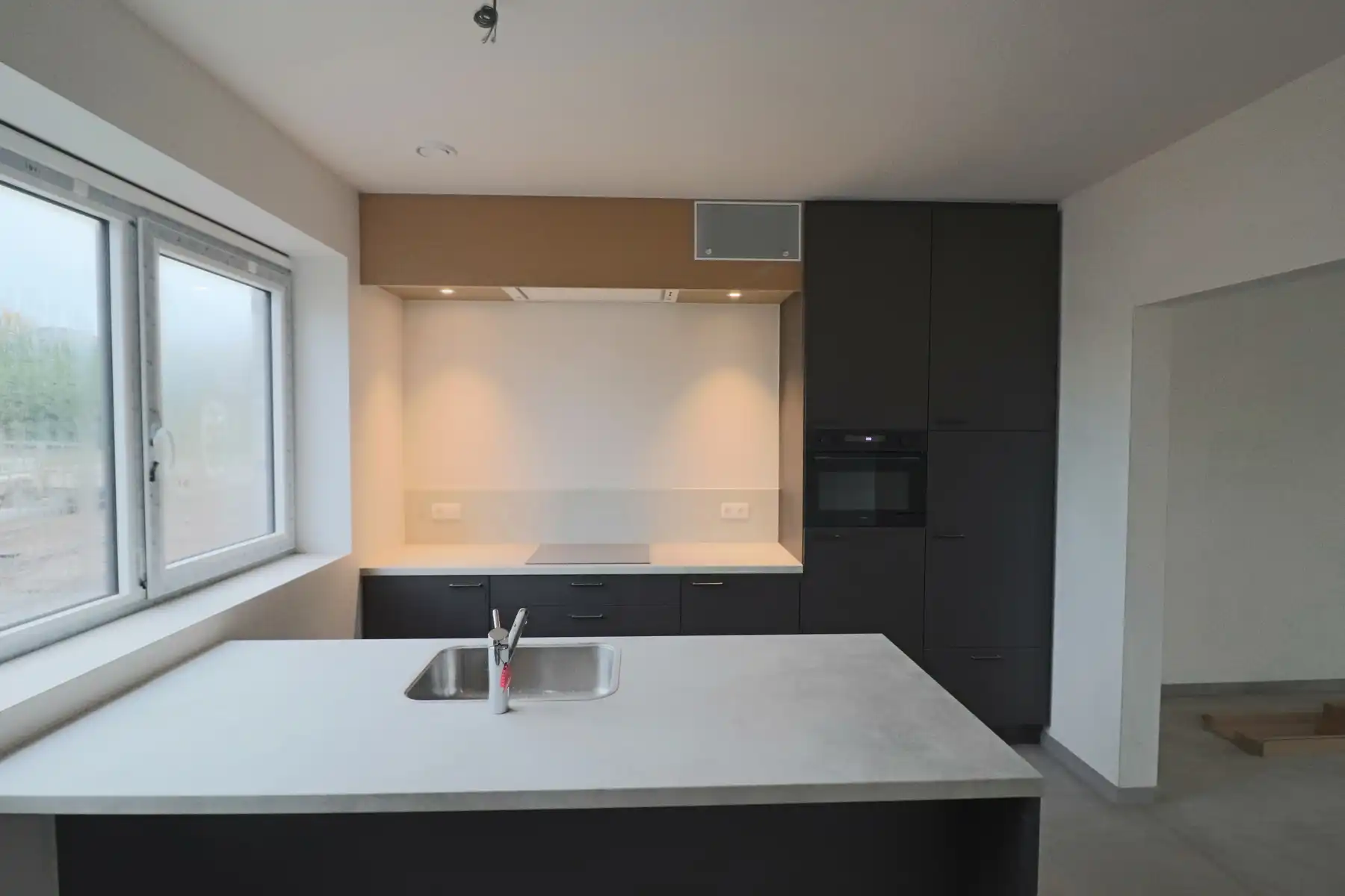 Halfopen woning met 3 slaapkamers en fietsenberging/carport op perceel van ca 540m² foto 4