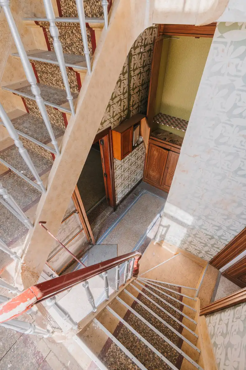 Karaktervolle, te renoveren woning met tal van mogelijkheden foto 24