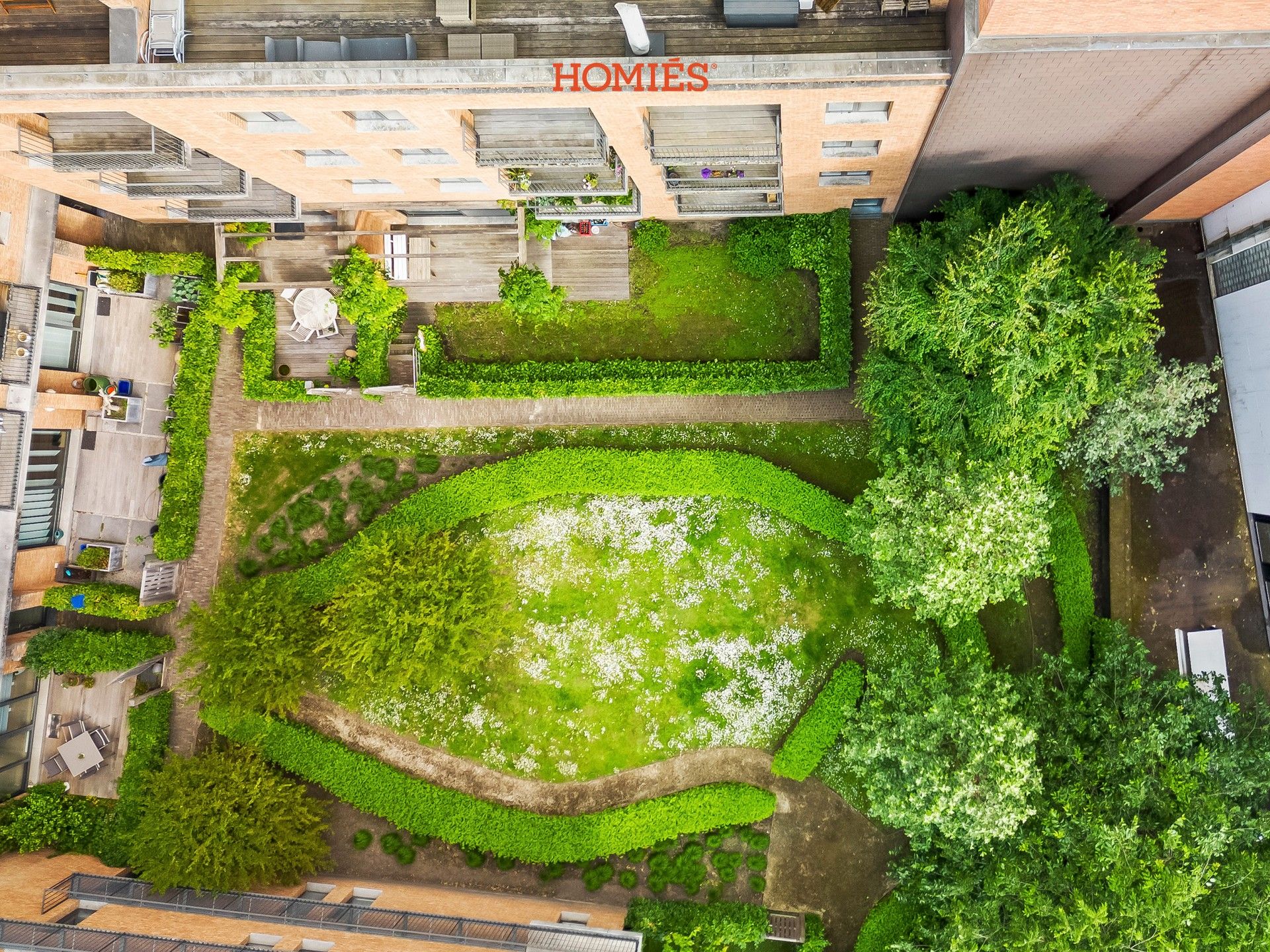 Ruim appartement met 2slpk, terras en autostaanplaats foto 4