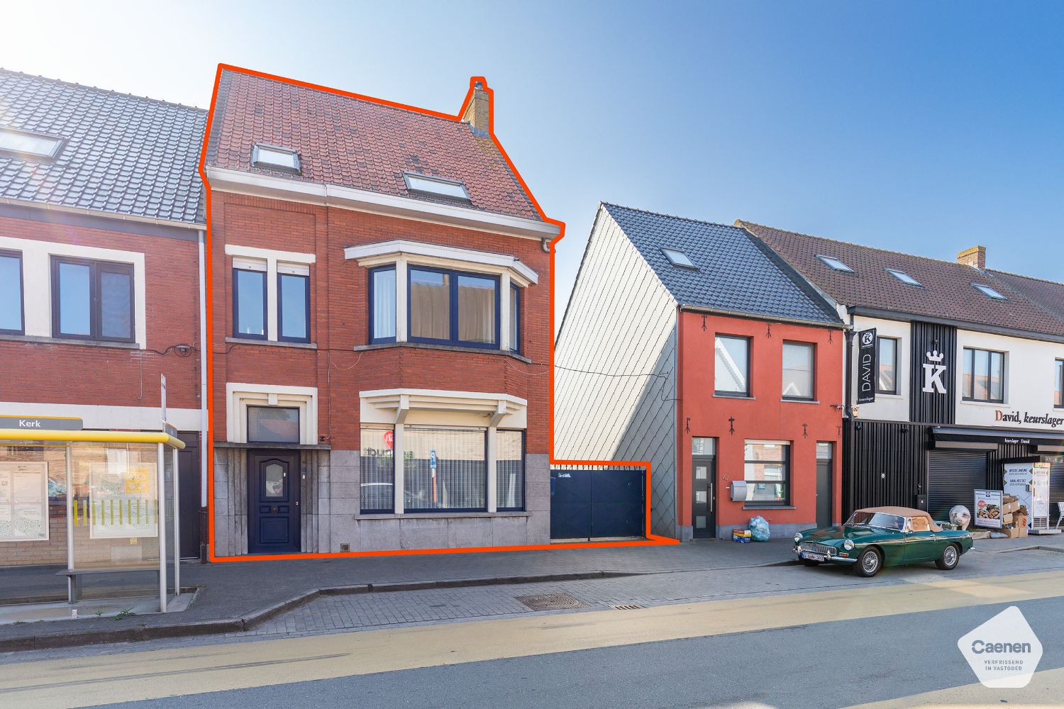 Hoofdfoto van de publicatie: RUIME EN STEVIGE WONING in het centrum van Moerbrugge met mogelijkheid tot 5 slaapkamers