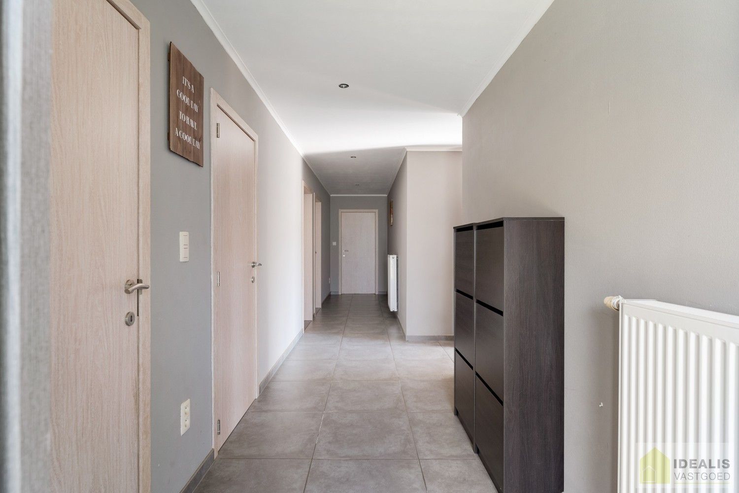 IDEALIS VASTGOED - CHARMANTE INSTAPKLARE GEZINSWONING MET EEN LICHTRIJKE LEEFRUIMTE, MODERNE OPEN KEUKEN MET KOOKEILAND, 3 RUIME SLAAPKAMERS EN BADKAMER. DE WONING IS GELEGEN OP EEN PRACHTIG PERCEEL VAN 12A 68CA! Deze knappe bungalow omvat een aangename 140m² bewoonbare oppervlakte met een lichtrijke woonkamer met aansluitend een moderne open keuken met kookeiland (voorzien van alle comfort), 3 ruime slaapkamers en een badkamer. De woning biedt verder een kelderverdieping en een zeer ruime tuin. Een unieke kans voor kandidaten op zoek naar een instapklaar huis voorzien van alle faciliteiten op een hele fijne locatie tussen de centra van Oudsbergen, Bree en Peer! foto 14