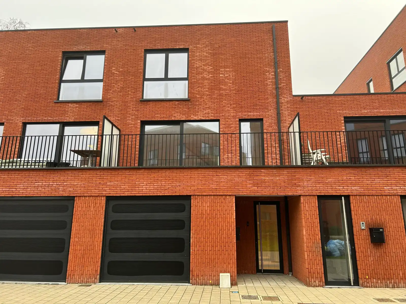 Energiezuinige nieuwbouwwoning met 3 slpkmrs, garage & tuin foto {{pictureIndex}}