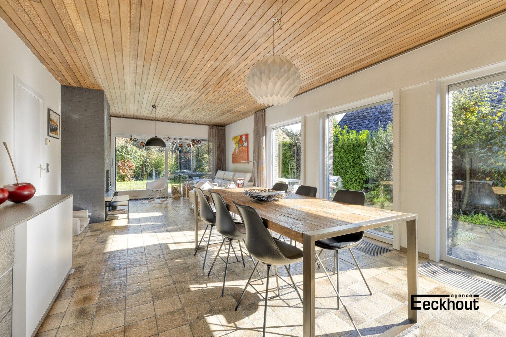 Alleenstaande woning met tuin en garage in rustige straat! foto 3