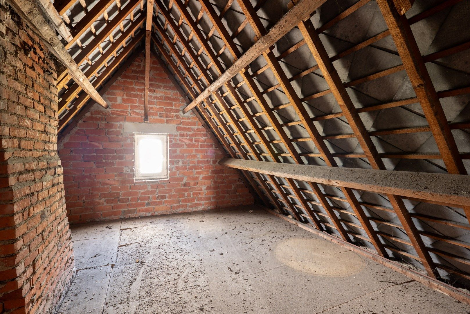 Deze ruime, te renoveren woning wordt verkocht. foto 31