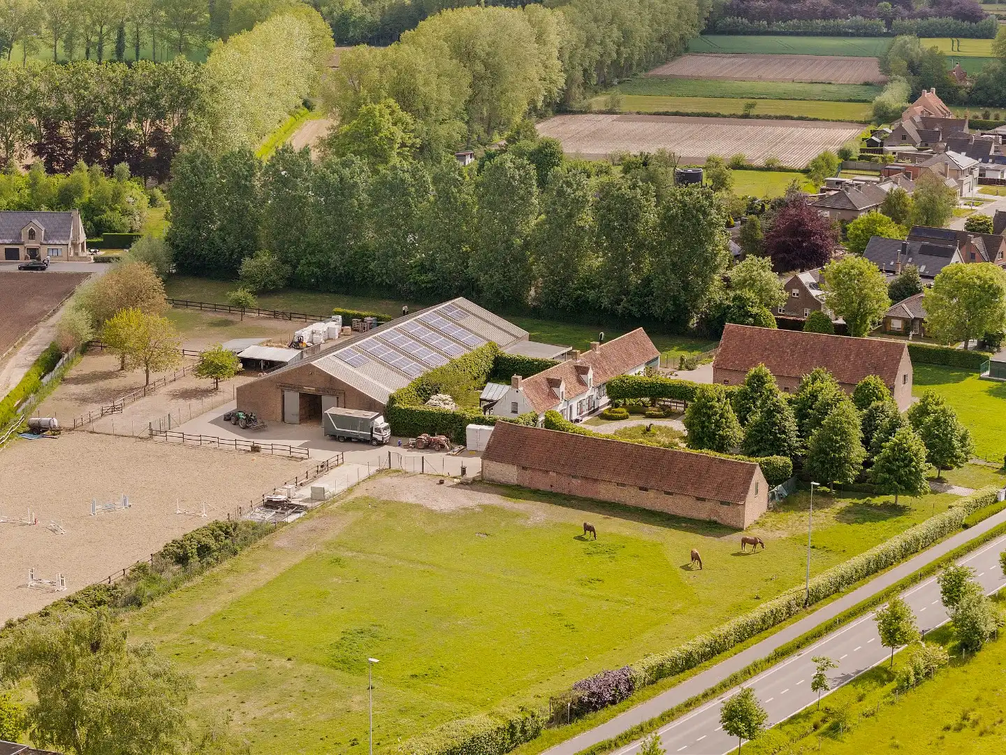 Uitzonderlijke hoeve met binnenpiste en paardenstallen op 1,88 hectare foto 6