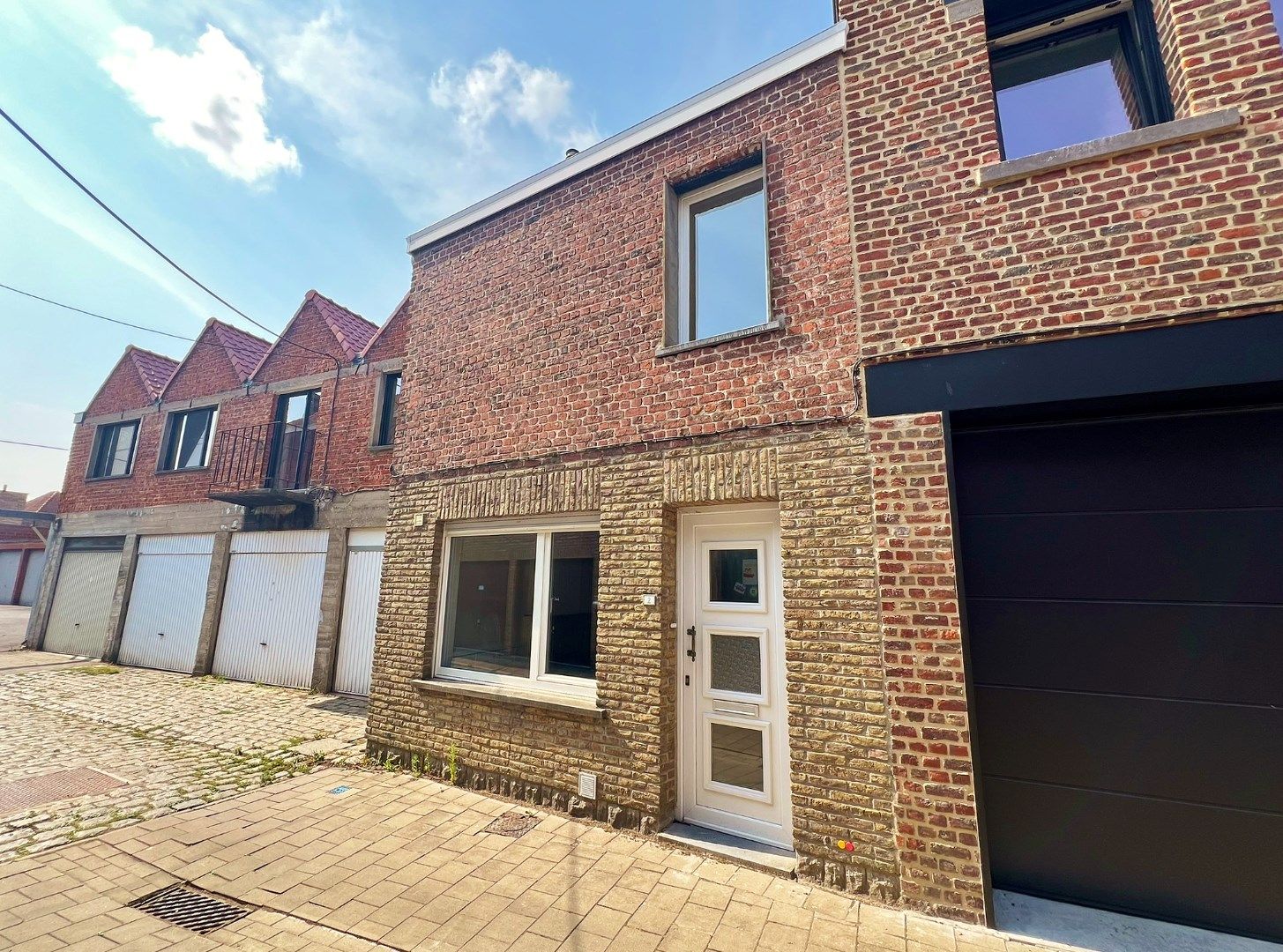 Woning met 2 slaapkamers en terras in het centrum van Ieper foto {{pictureIndex}}
