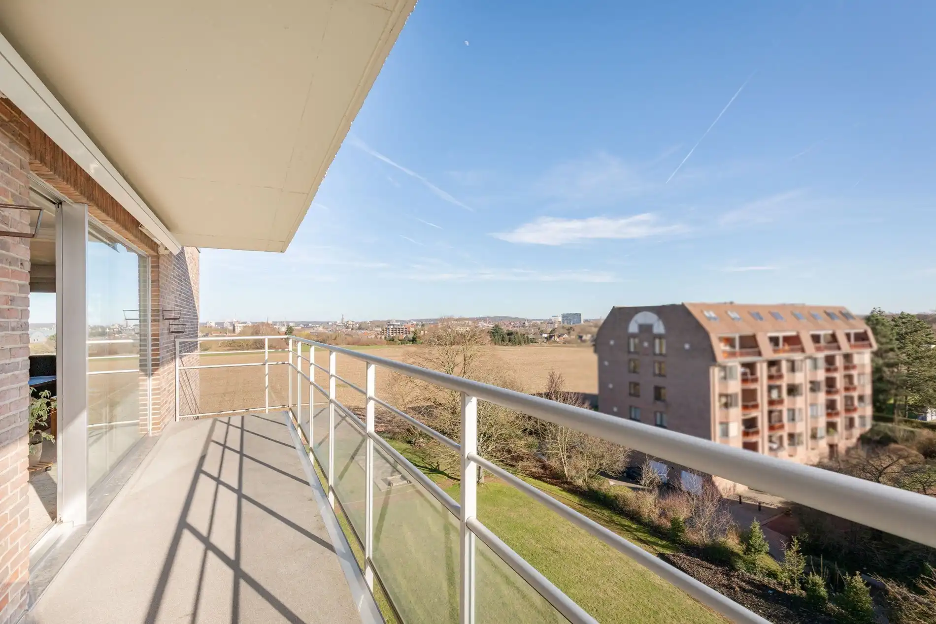 Lichtrijk appartement met panoramisch zicht foto 3