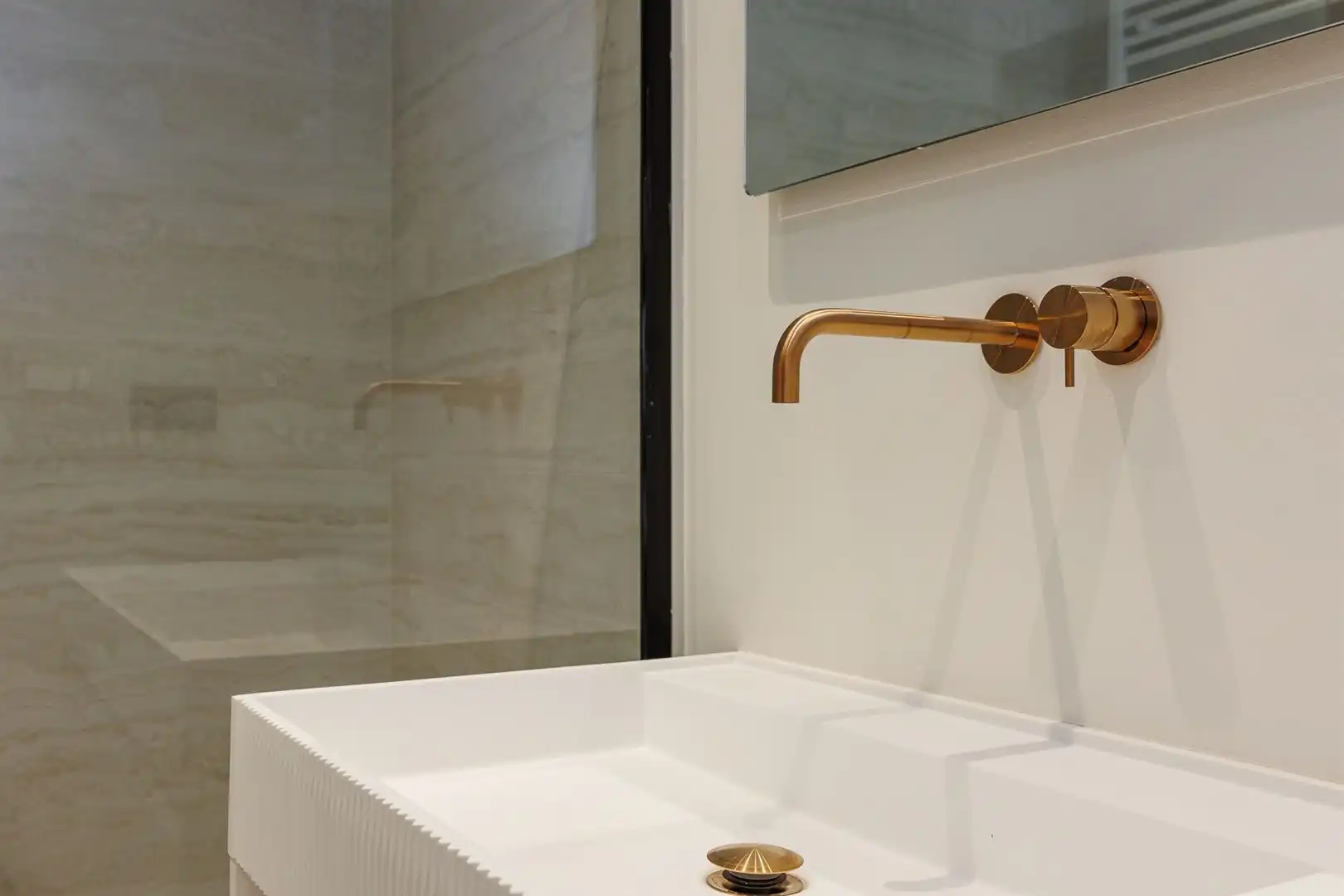 Gerenoveerd appartement met tuin en fietsenberging foto 11