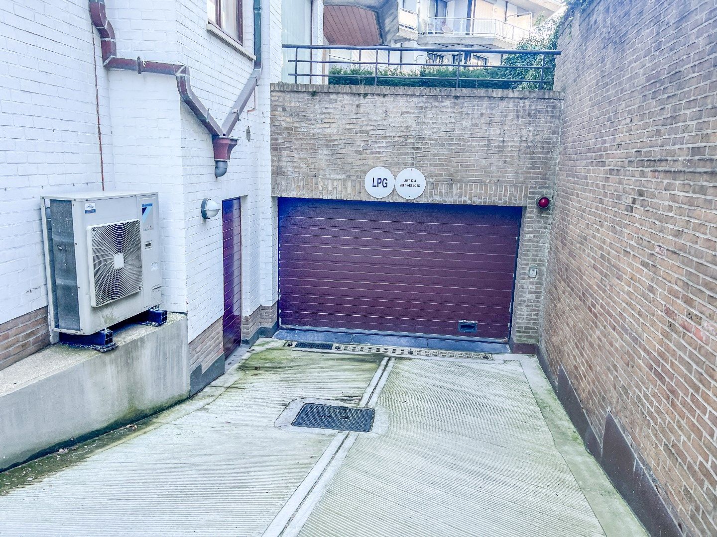 Dubbele garagebox met automatische poort gelegen op van de Kustlaan tussen het Driehoeksplein en het Albertplein.  foto 7