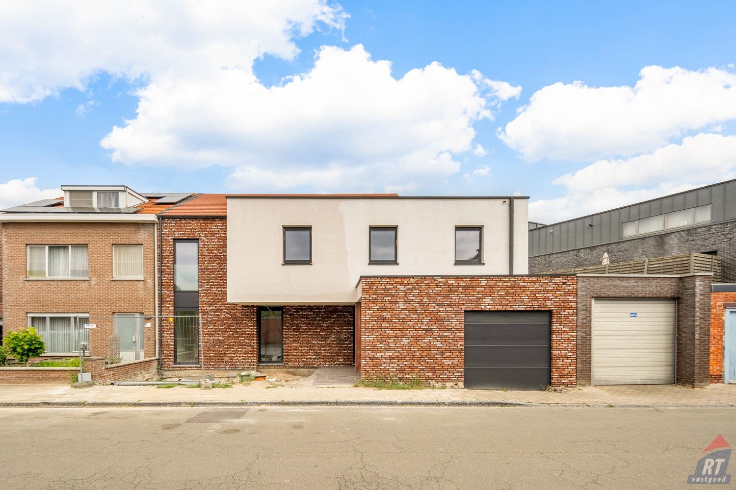 Af te werken nieuwbouwappartement met 2 slaapkamers foto {{pictureIndex}}