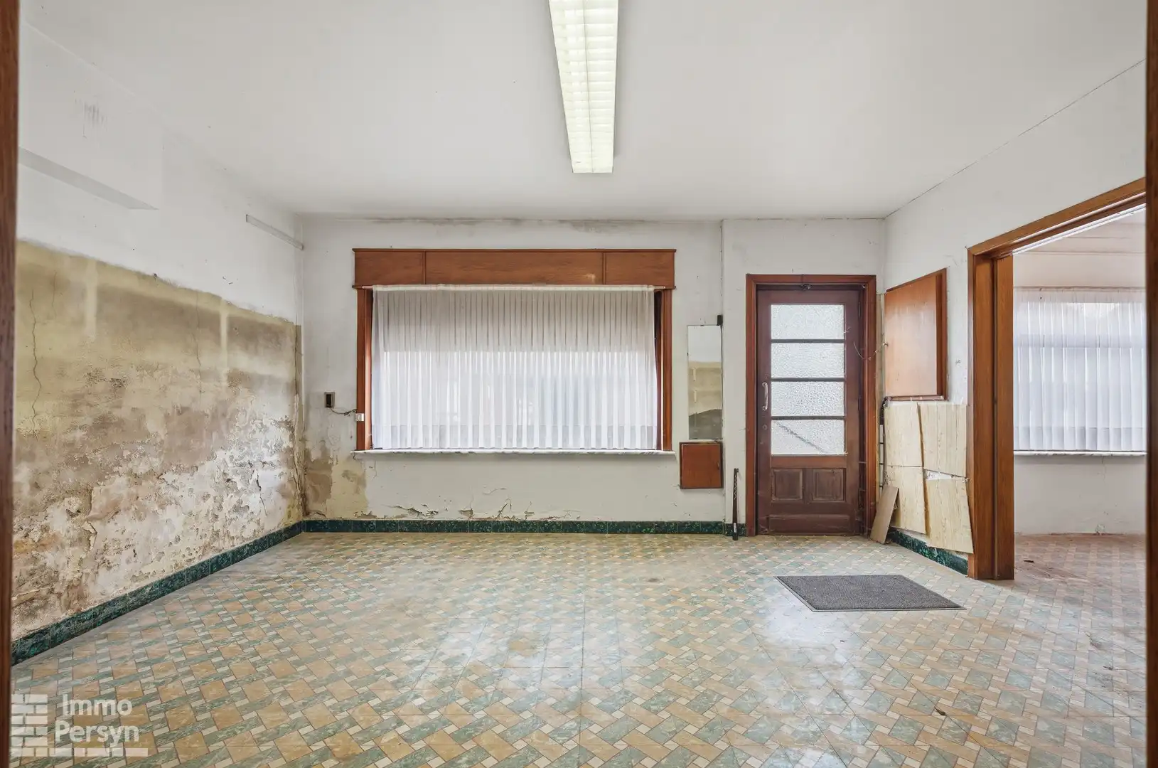 Te renoveren woning met zuidtuin en achteringang met garages foto 3