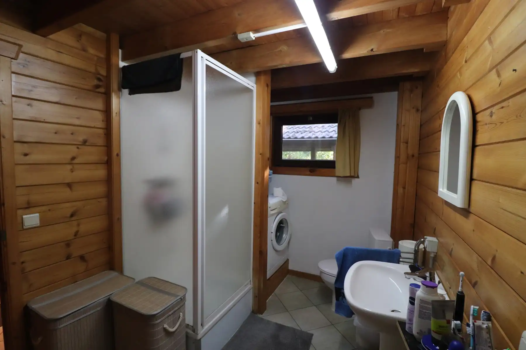 Een weekendverblijf met verdieping en met terras, carport en tuin. foto 7