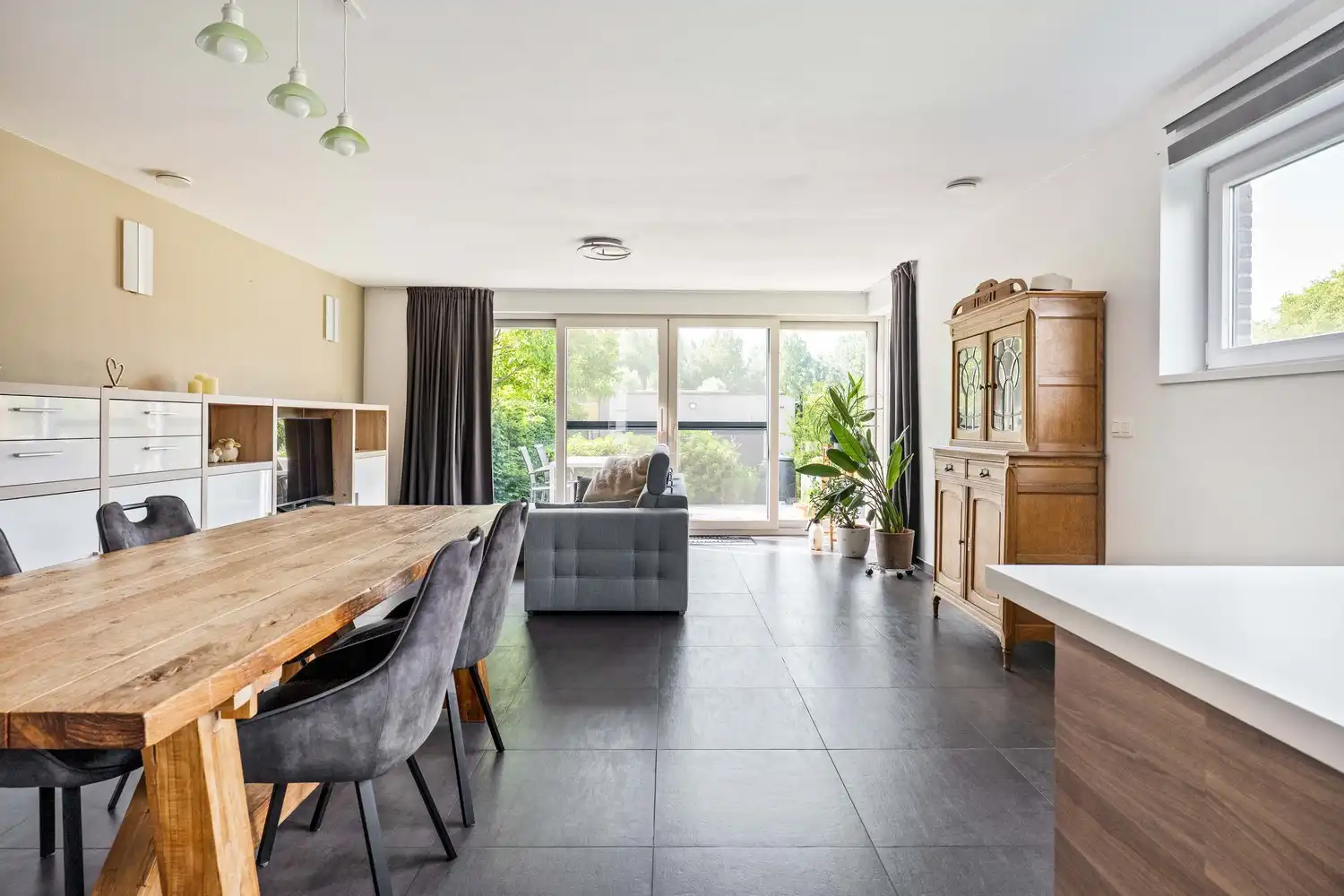 Ruim, energiezuinig appartement met souterrain, 4 slaapkamers, tuin en aanhorende grond in Wijnegem! foto 2
