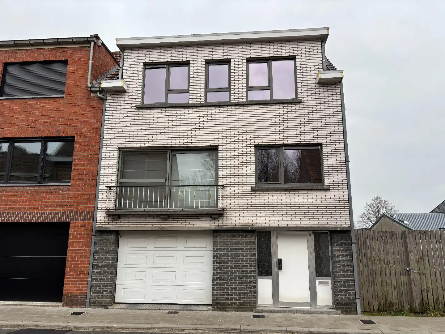 Mooi gerenoveerde woning met 3 slaapkamers, grote garage en tuin! foto {{pictureIndex}}