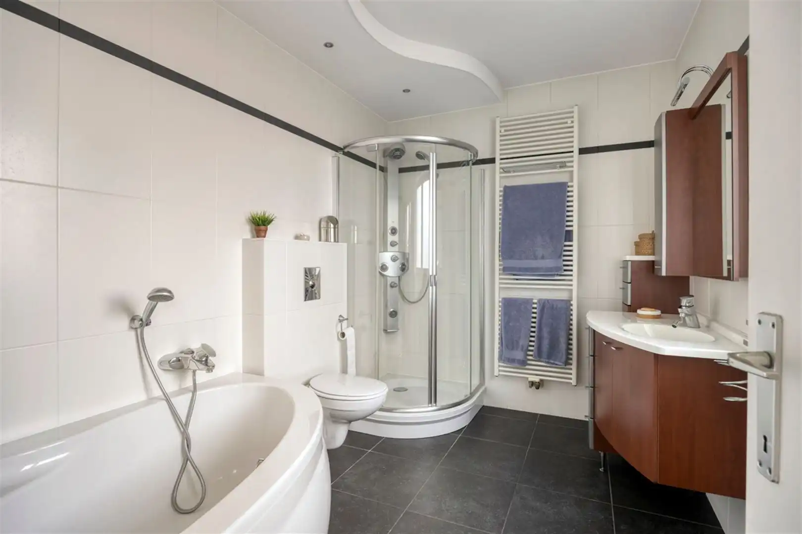 Goed onderhouden en mooi afgewerkte woning op een toplocatie te Oostakker.  foto 19