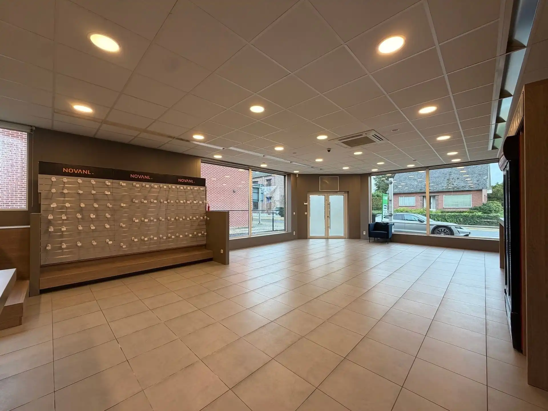 Veelzijdig handelspand met grote etalage! foto 6