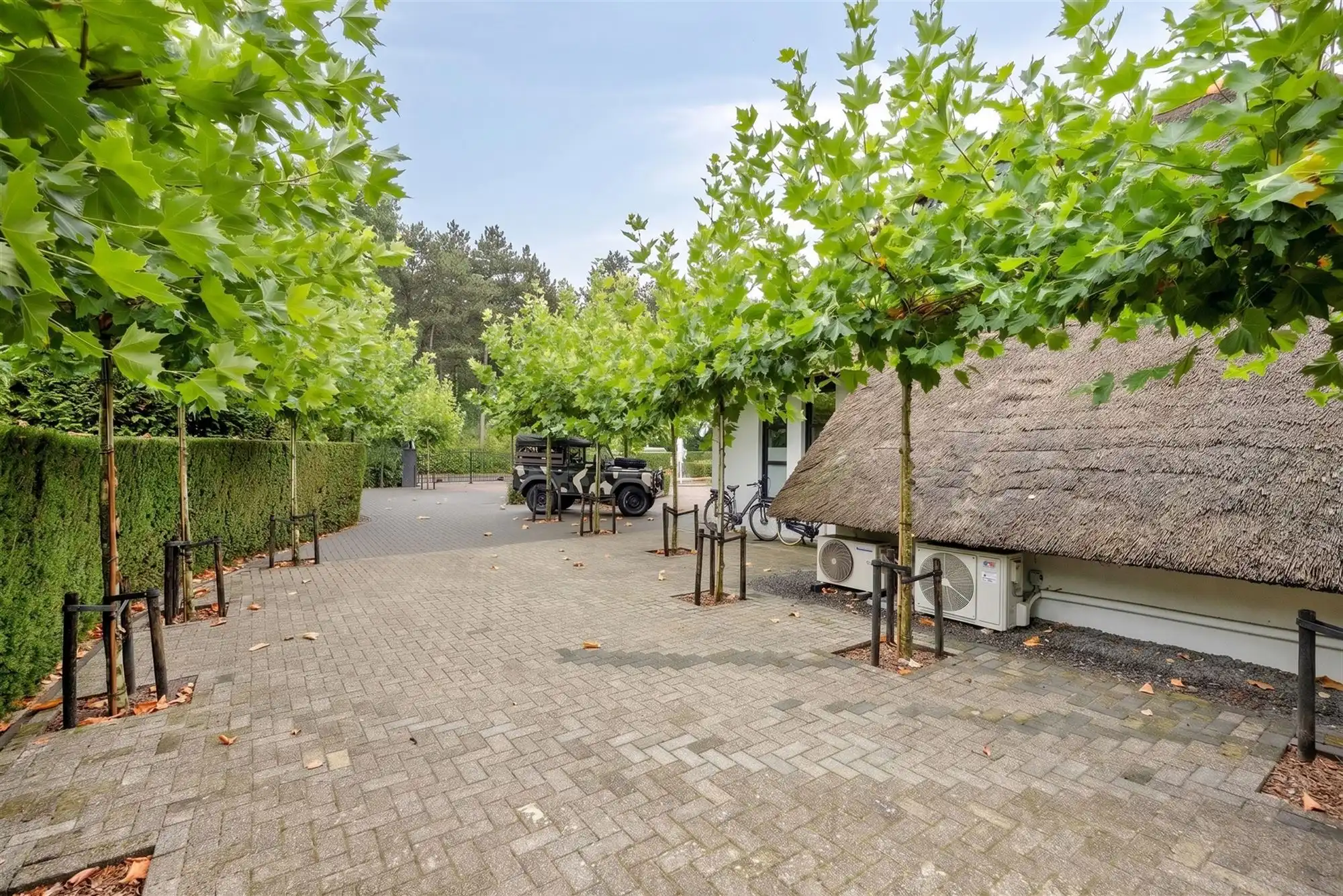 Knappe duo-villa op 8.843 m² in villawijk aan NL-grens. foto 6