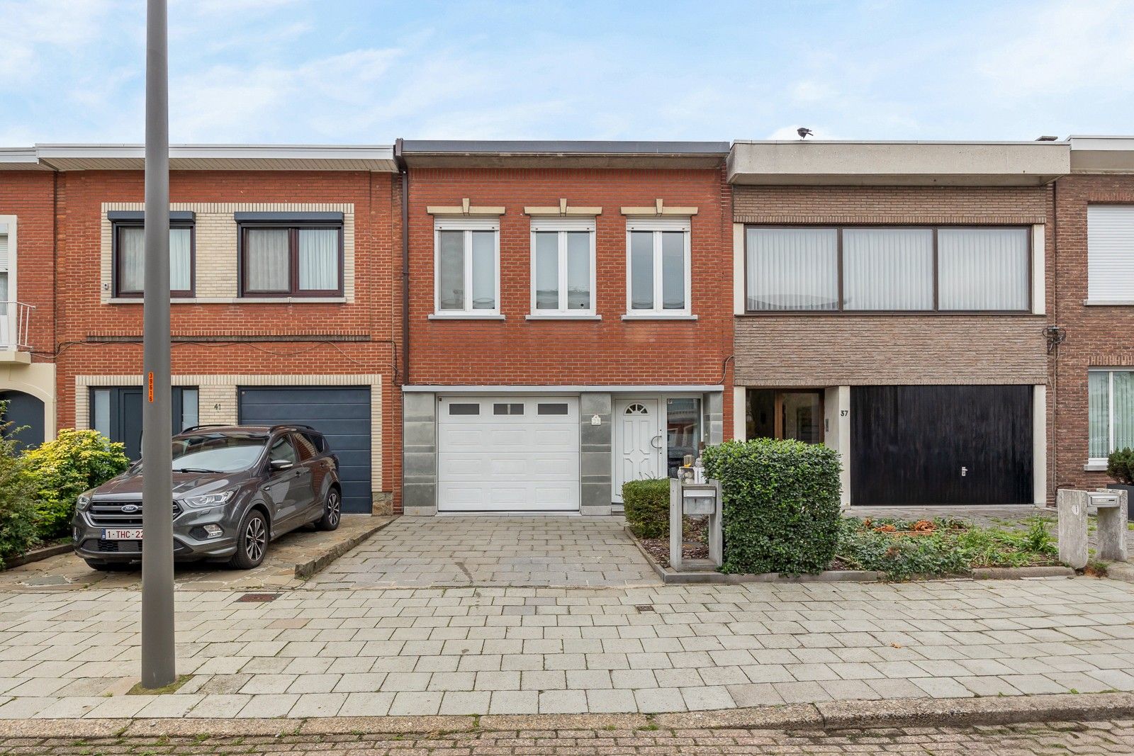 Complete en comfortabele woning met tuin, terras, garage en oprit. foto {{pictureIndex}}