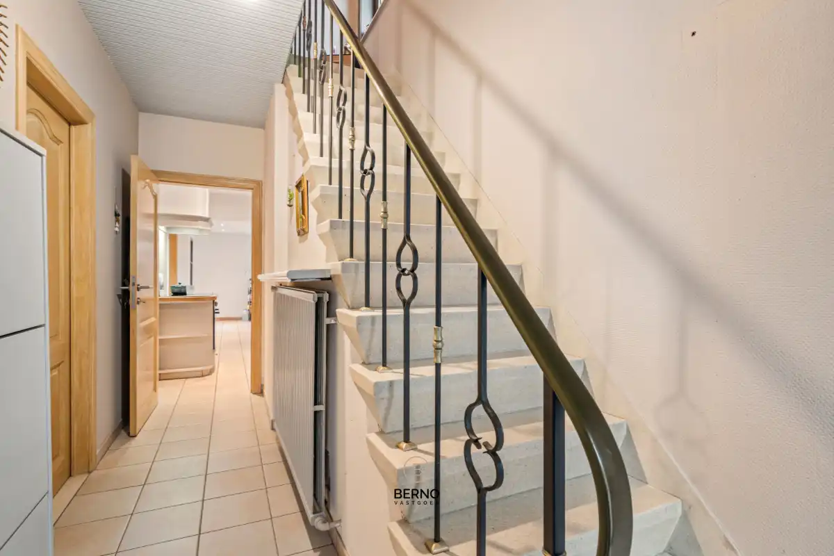 Instapklare halfopen bebouwing met ruime kelder foto 2