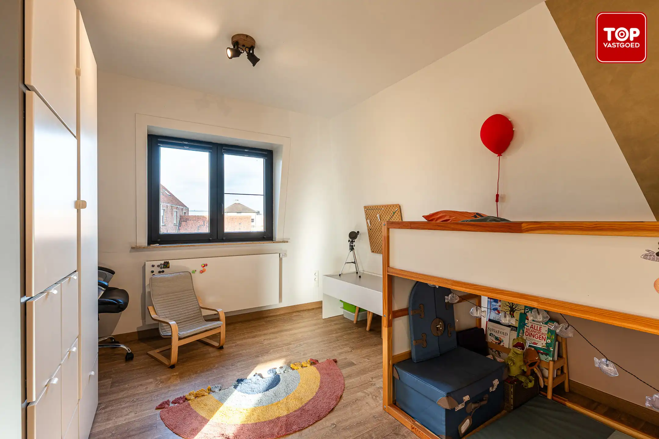 Karakteristieke woning  met 3 slaapkamers en 2 badkamers op riant perceel. foto 21