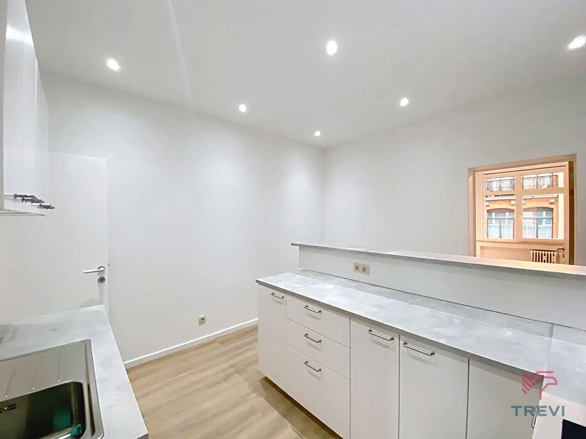 Gerenoveerd appartement met 2 slaapkamers vlakbij de Beurs foto 5