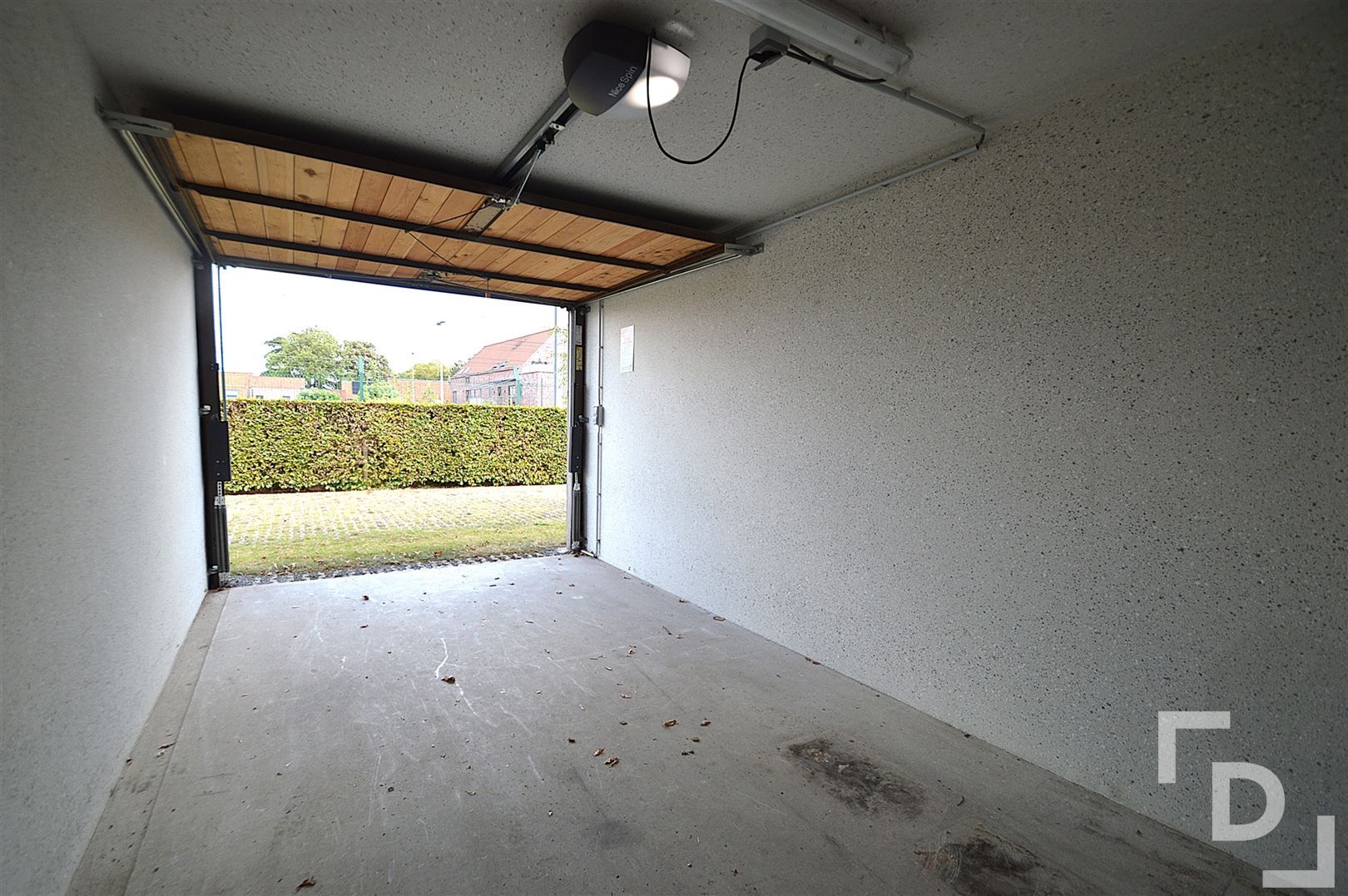 Garage te koop vlakbij station Poperinge foto 3
