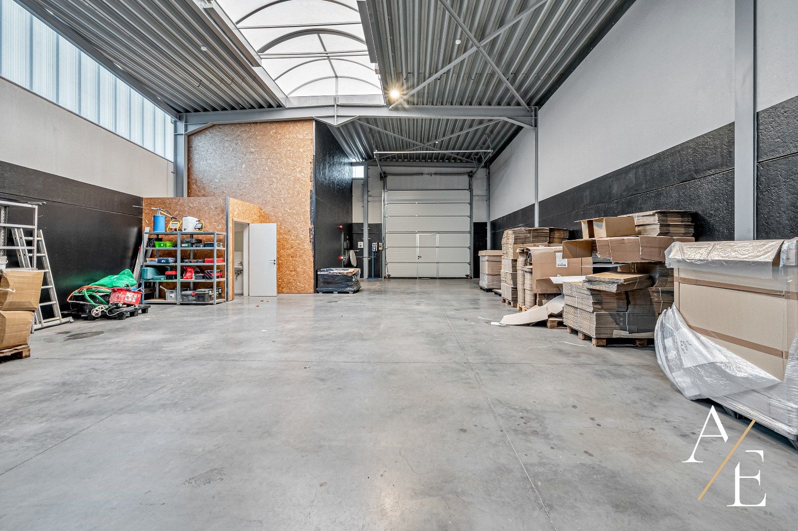 OOSTAKKER - Strategisch gelegen kmo unit van 198m² met showroom en bureau foto 3