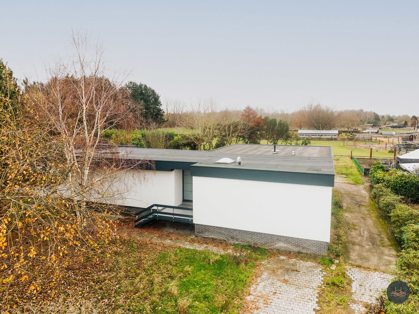 Vernieuwbouwvilla met praktijkruimte in rustige buurt foto {{pictureIndex}}