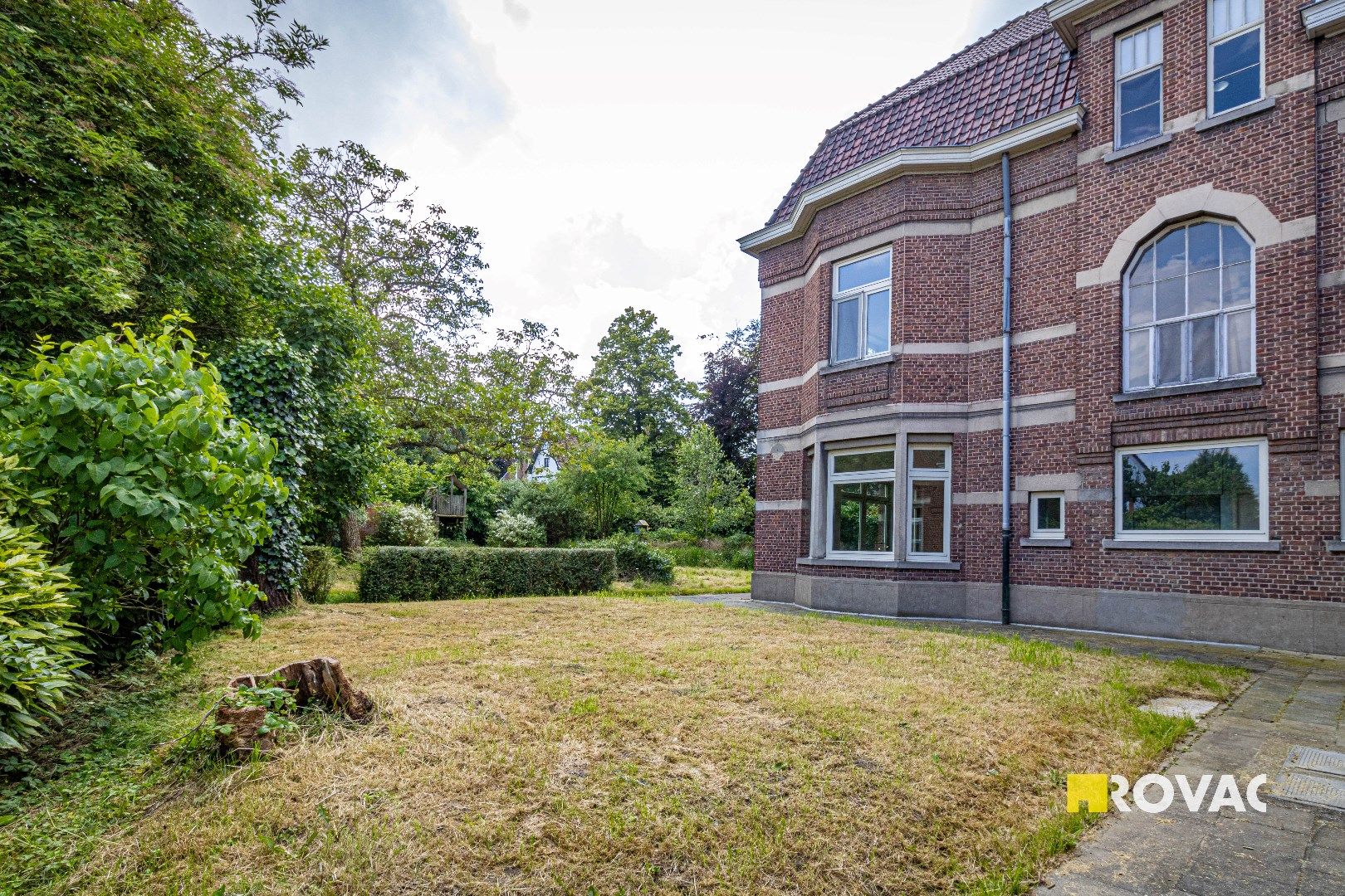 Eclectische burgerwoning met prachtige tuin in centrum Izegem foto 3