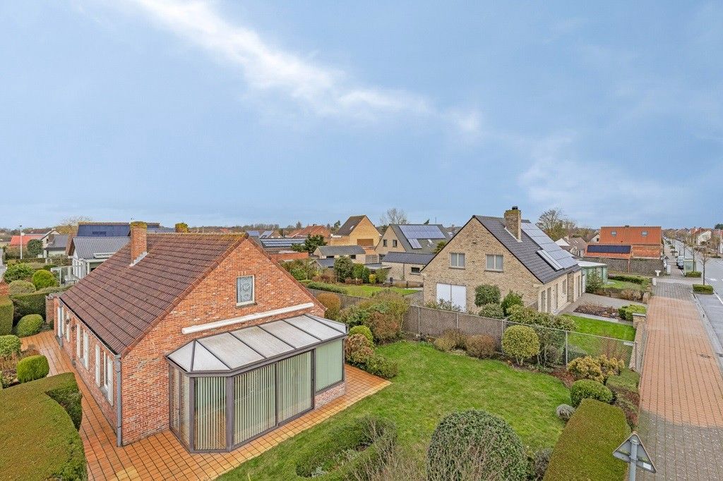 ADINKERKE: Zonnige bungalow/villa op mooie hoekligging met 2 slaapkamers en badkamer op het gelijkvloers, ruime garage en onderhoudsvriendelijke tuin op 633m² grondopp. foto 23