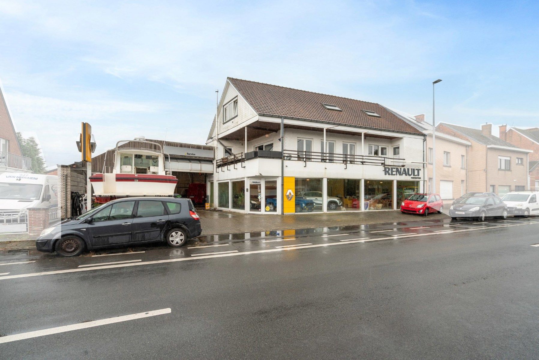 Unieke hangar met handelsruimte en duplex appartement foto {{pictureIndex}}