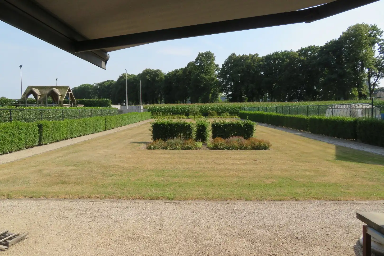 Compleet gerenoveerde gezinswoning met diepe tuin foto 3