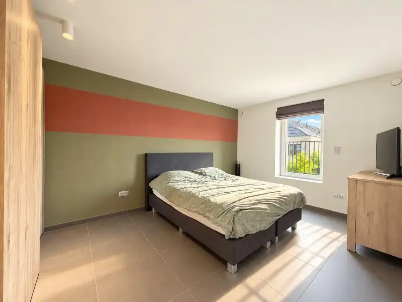 Moderne lage-energiewoning met mooie tuin en garage in een rustige woonwijk foto 8