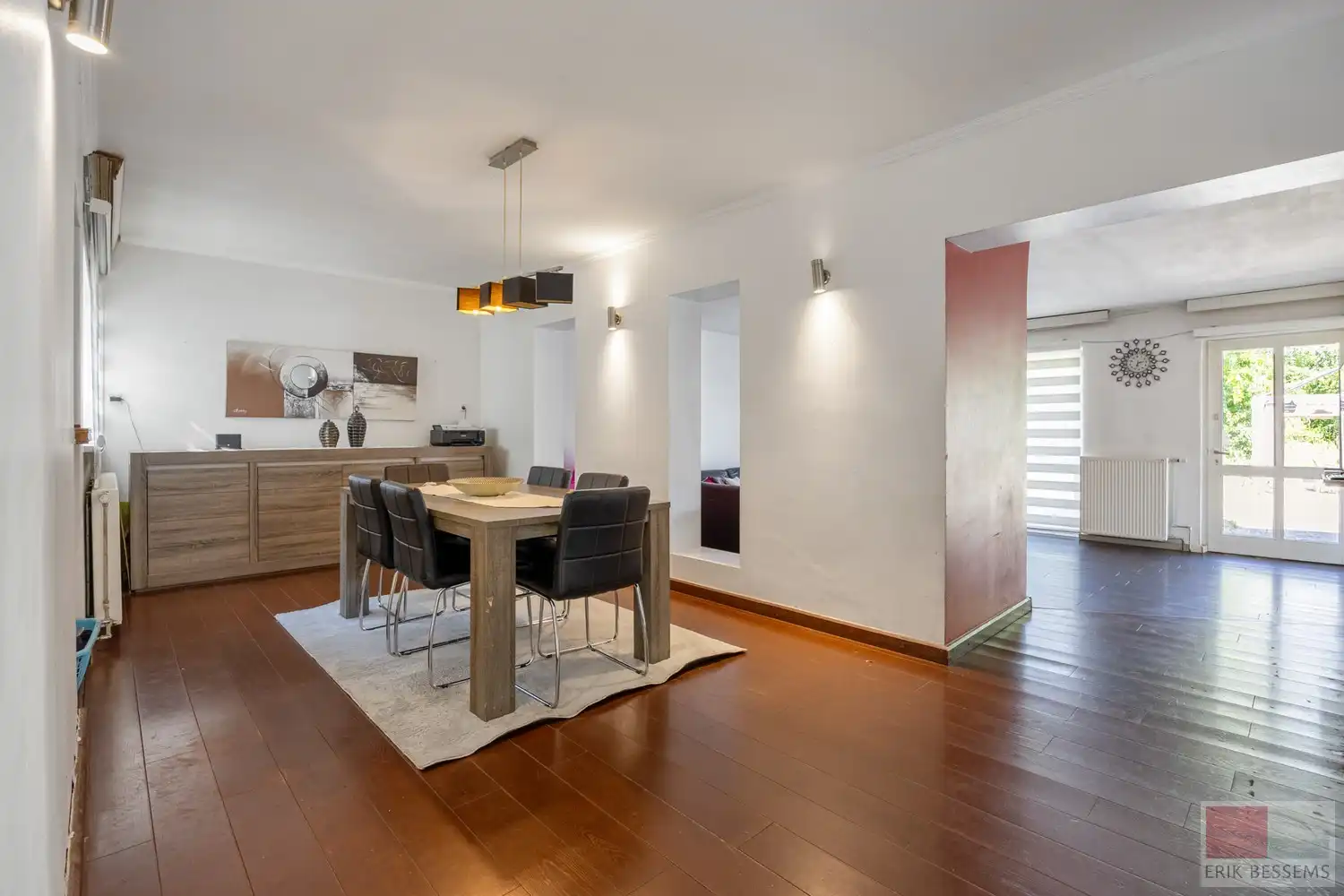 Op te frissen, vrijstaande woning met veel potentieel op royaal perceel van 1080 m², deze te moderniseren woning combineert een bewoonbare oppervlakte van 199 m² foto 3