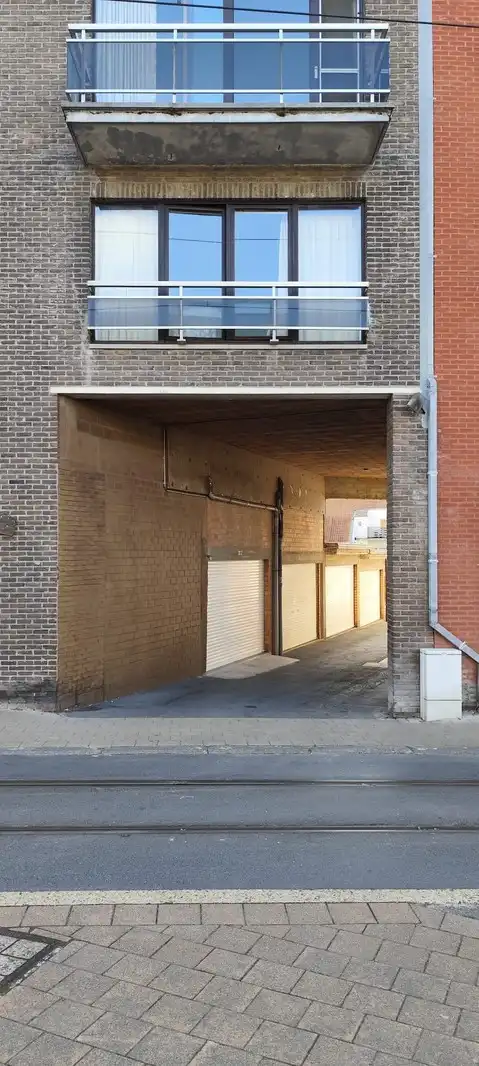 Zeer centraal gelegen afgesloten garagebox foto 3