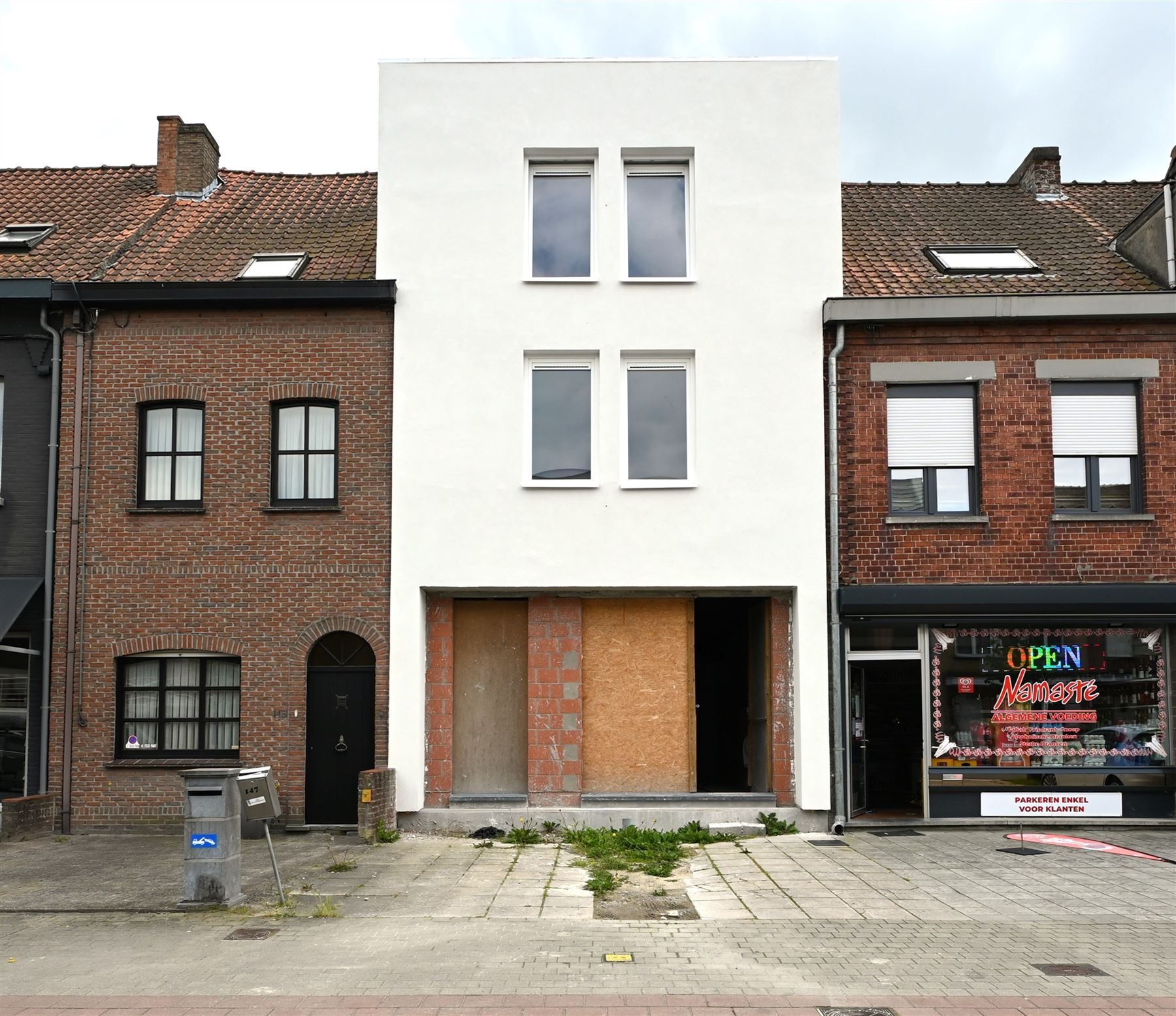 Ruim appartement met drie slaapkamers en handelsruimte foto 1