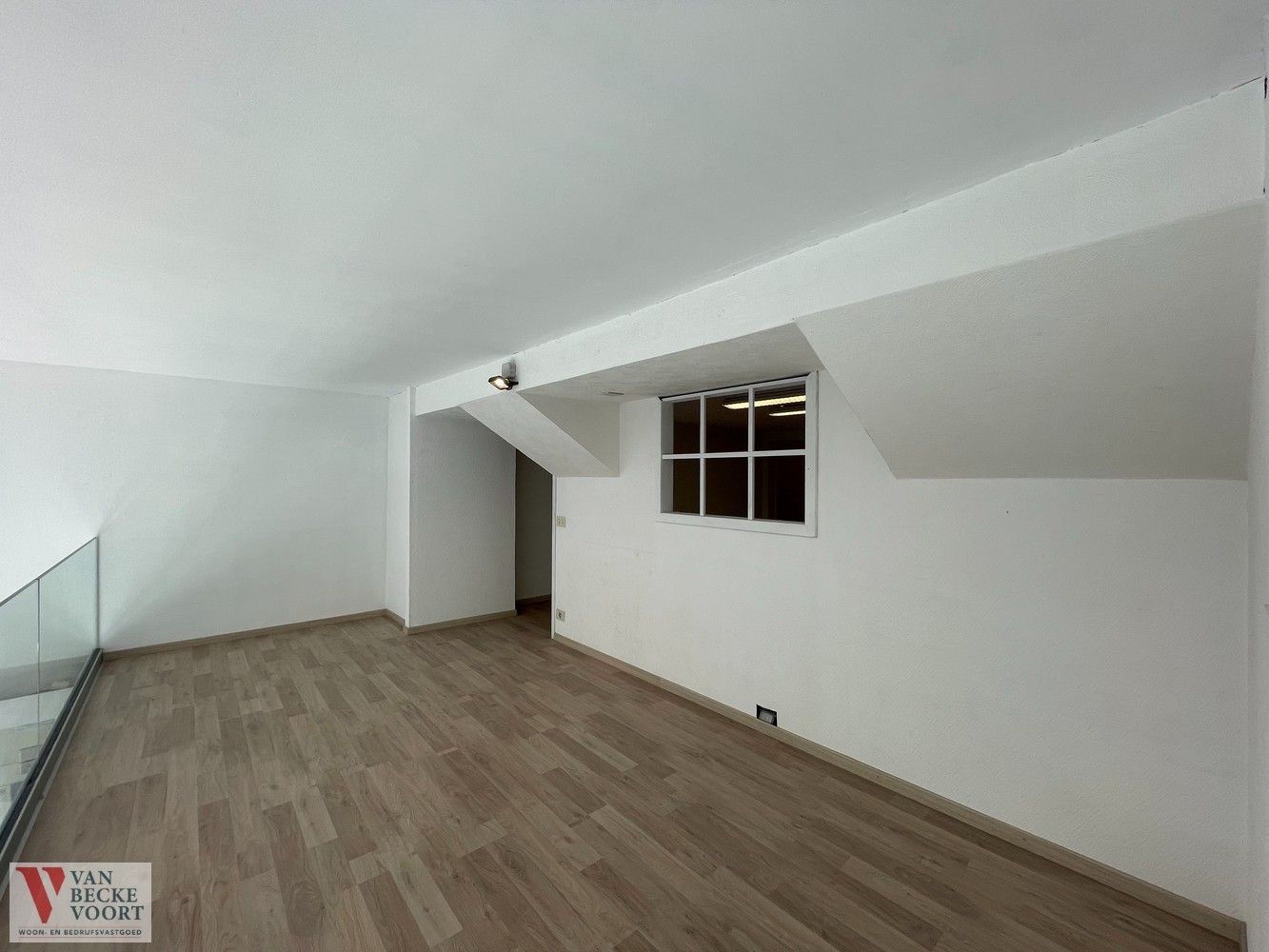 Handelsruimte 90m² + 76m² op het 1V + kelder foto 10