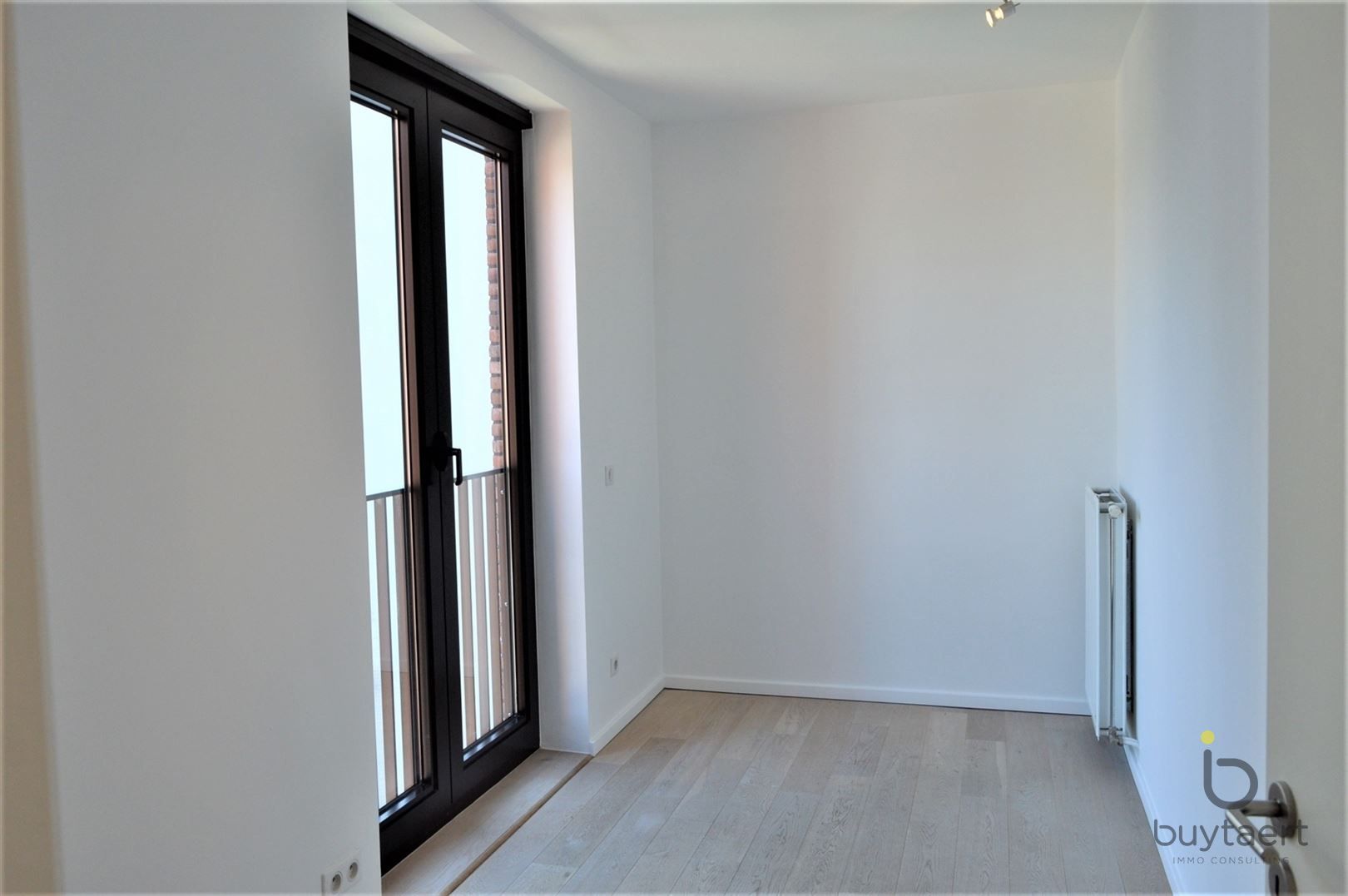MODERN APPARTEMENT MET 2 SLPKS EN RUIM TERRAS NABIJ HET "ZUID" foto 9