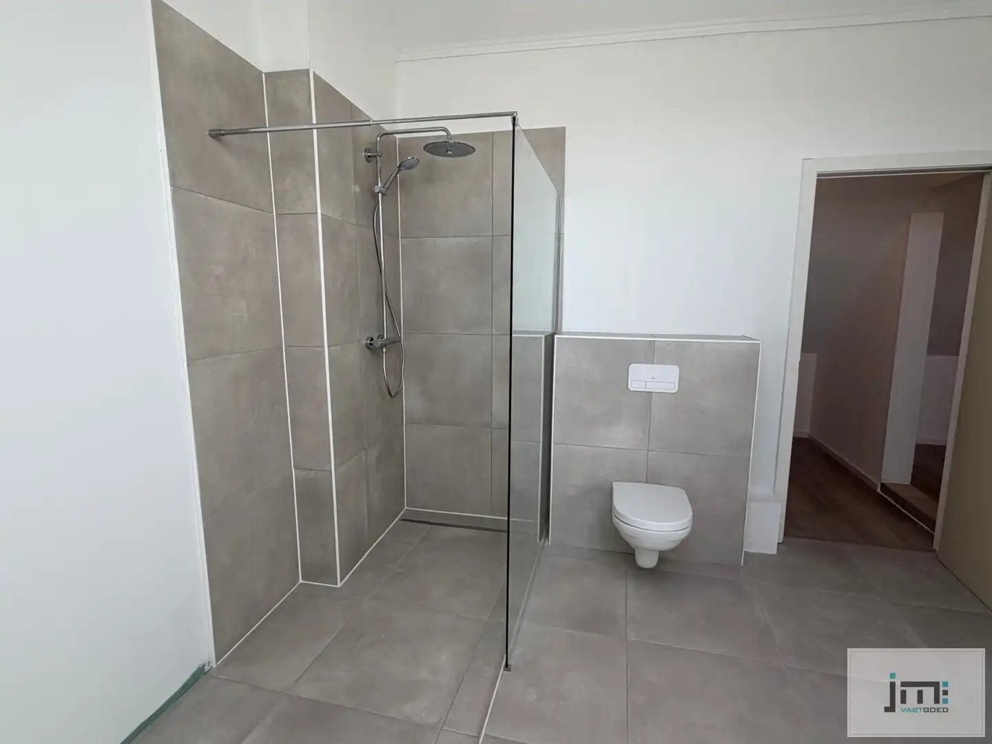 Gerenoveerd appartement met 4 slaapkamers foto 9