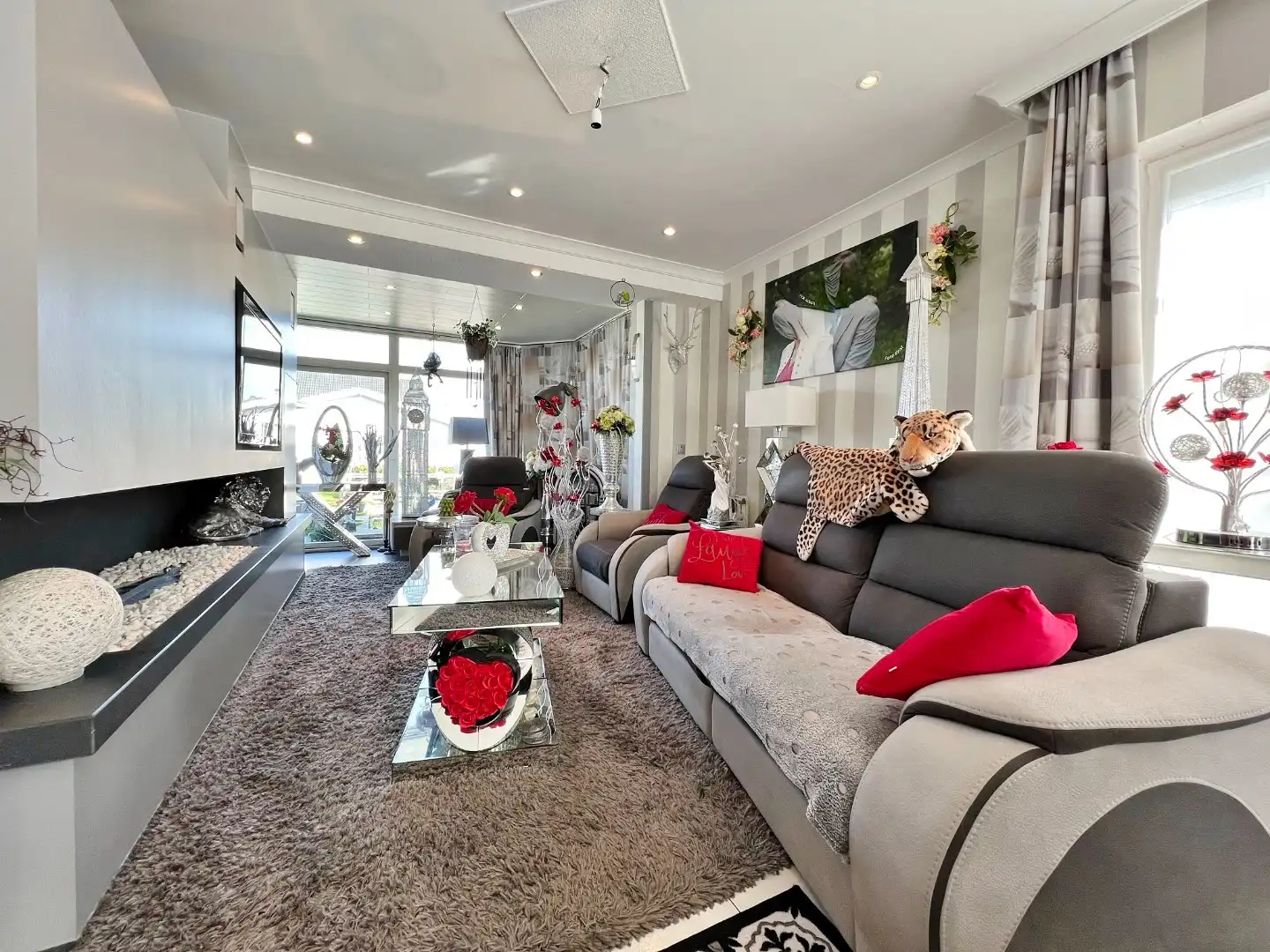 Instapklare woning met 4 slaapkamers, zonnige tuin en carport. foto 2