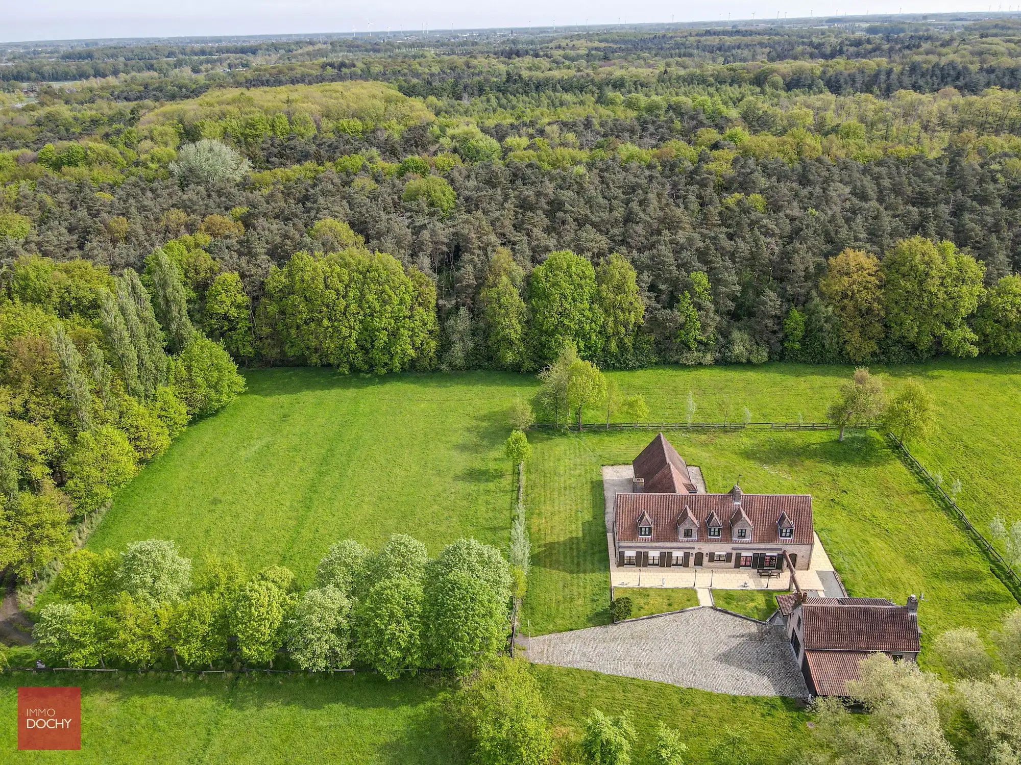 Idyllisch landhuis “De Lentehoeve” te midden het groen foto {{pictureIndex}}