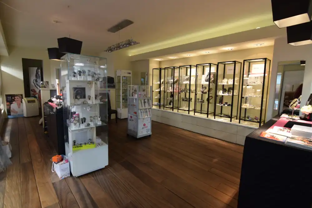 Handelspand te huur op hoek Molenstraat- Manitobaplein te Blankenberge. Heel goeie commerciële ligging. foto 2