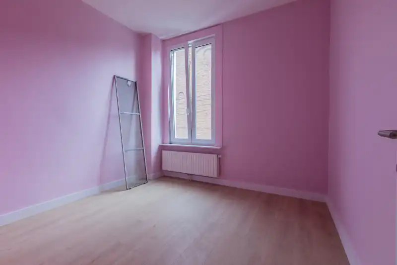 Instapklare, centraal gelegen woning met 3 slaapkamers en gezellig tuinterras (elektriciteit GOEDGEKEURD, EPC- label B, zonneboiler, airco...)... foto 10