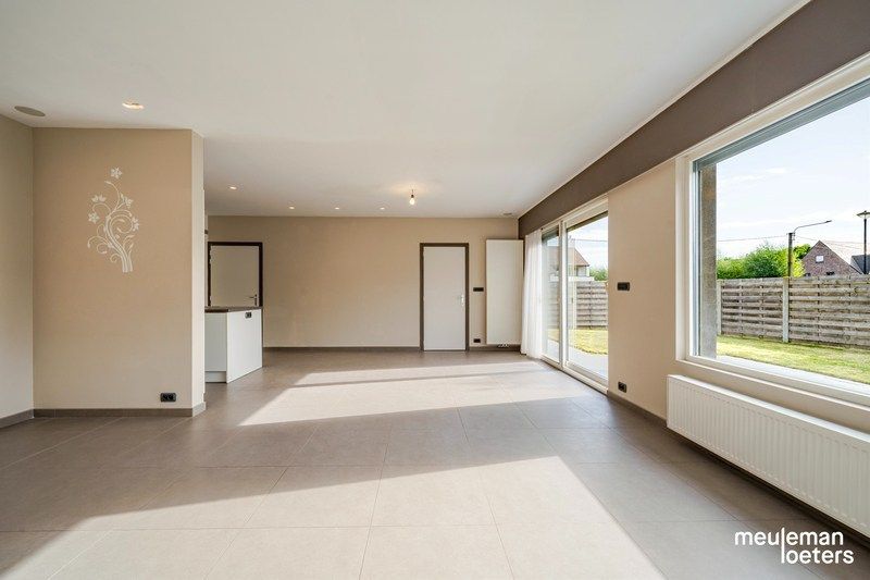Eigentijdse woning met garage en beroepsgedeelte foto 5