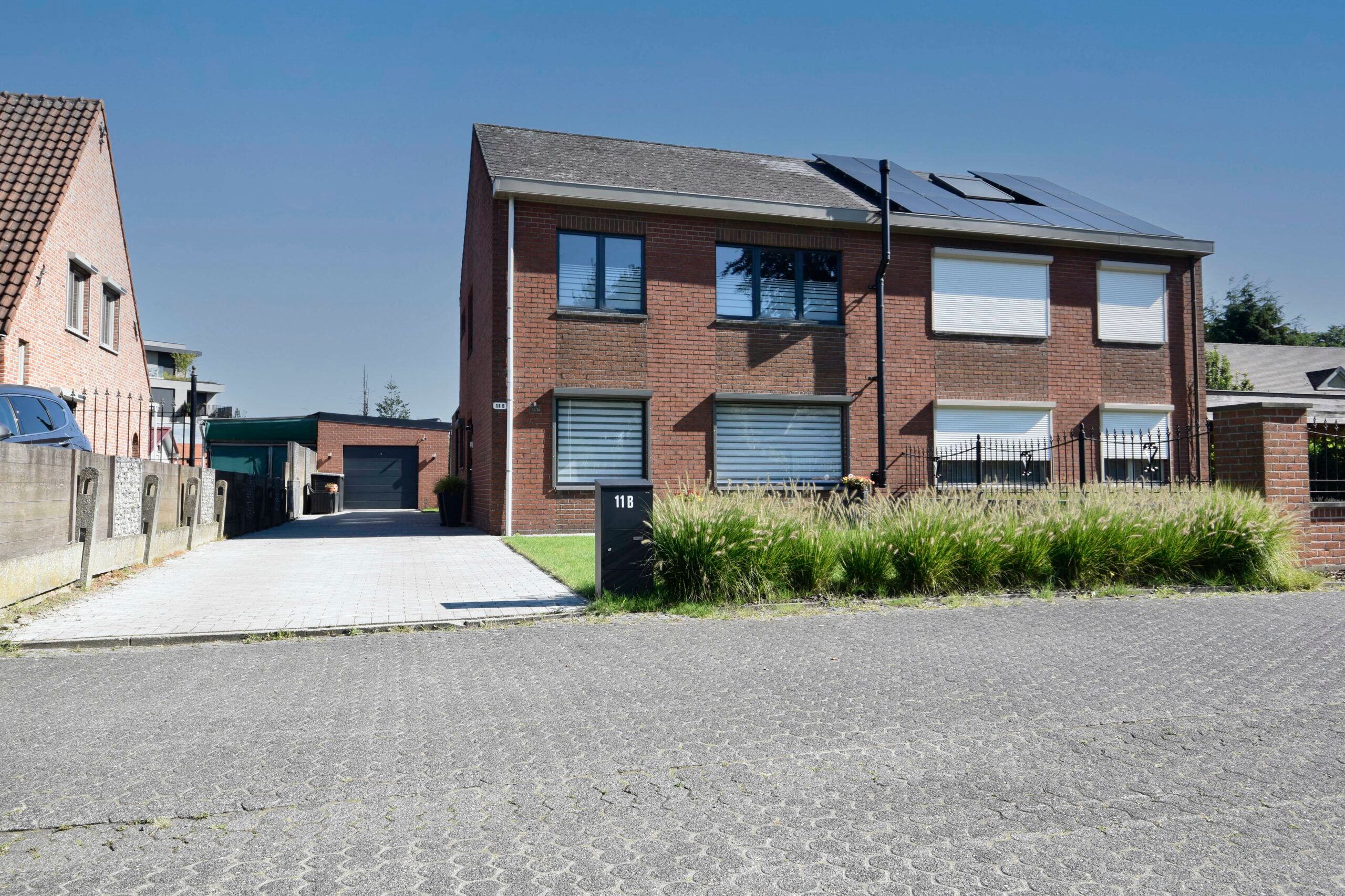 Halfopen bebouwing met grote garage en tuin in Sint-Niklaas foto 1