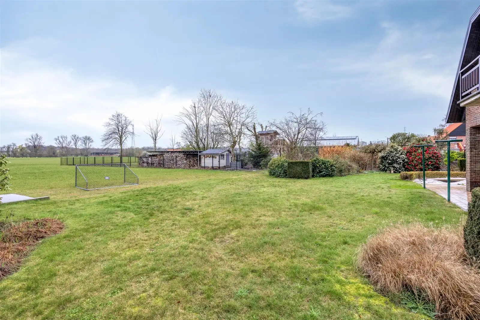 Riante open bebouwing in rustige straat foto 46