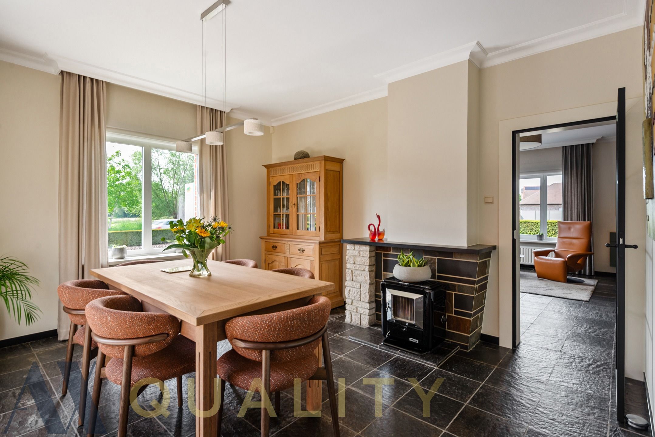 Instapklare villa/bungalow met aansluitend een kantoorruimte/handelsgelijkvloers op ruim perceel van +/- 30 are. Meerdere parkeerplaatsen foto 6